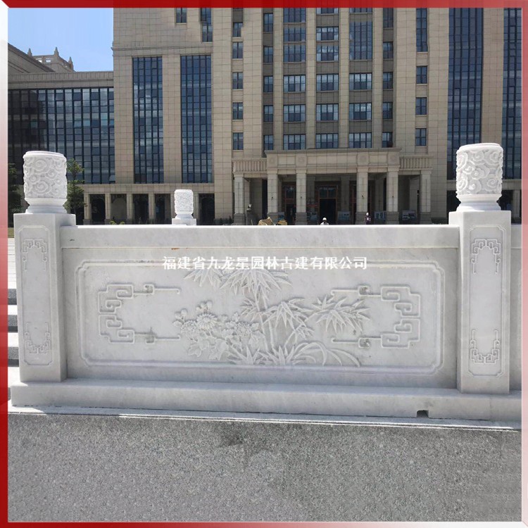 1618472558787615.jpg 石雕升旗臺(tái)欄桿圖片